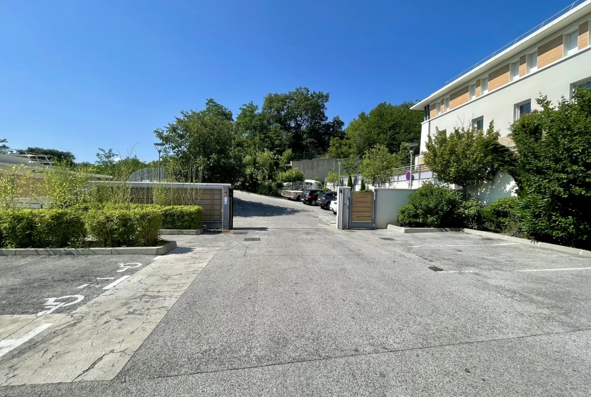 Appartement 2 pièces avec terrasse et garage à Villeneuve les Avignon 