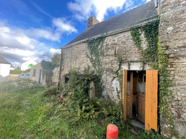 Petite maison à rénover en plein centre de CAMORS 