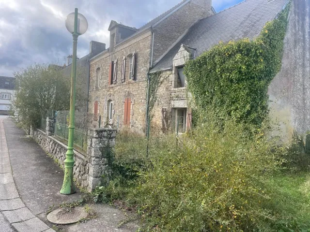 Petite maison à rénover en plein centre de CAMORS 