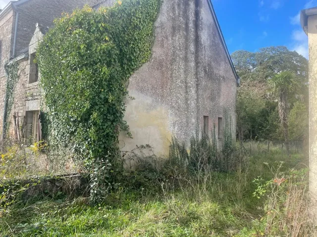 Petite maison à rénover en plein centre de CAMORS 