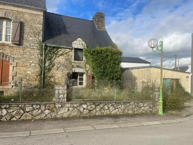 Petite maison à rénover en plein centre de CAMORS 