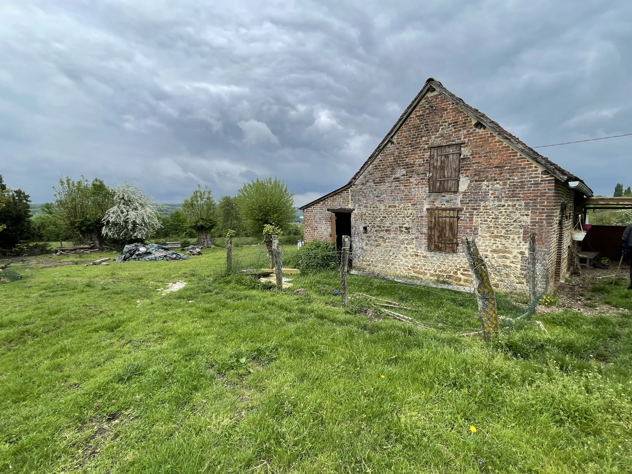 Petite maison en campagne avec 2 hectares et demi de terrain 