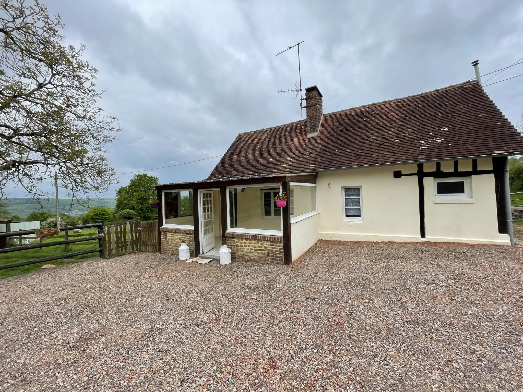 Petite maison en campagne avec 2 hectares et demi de terrain 