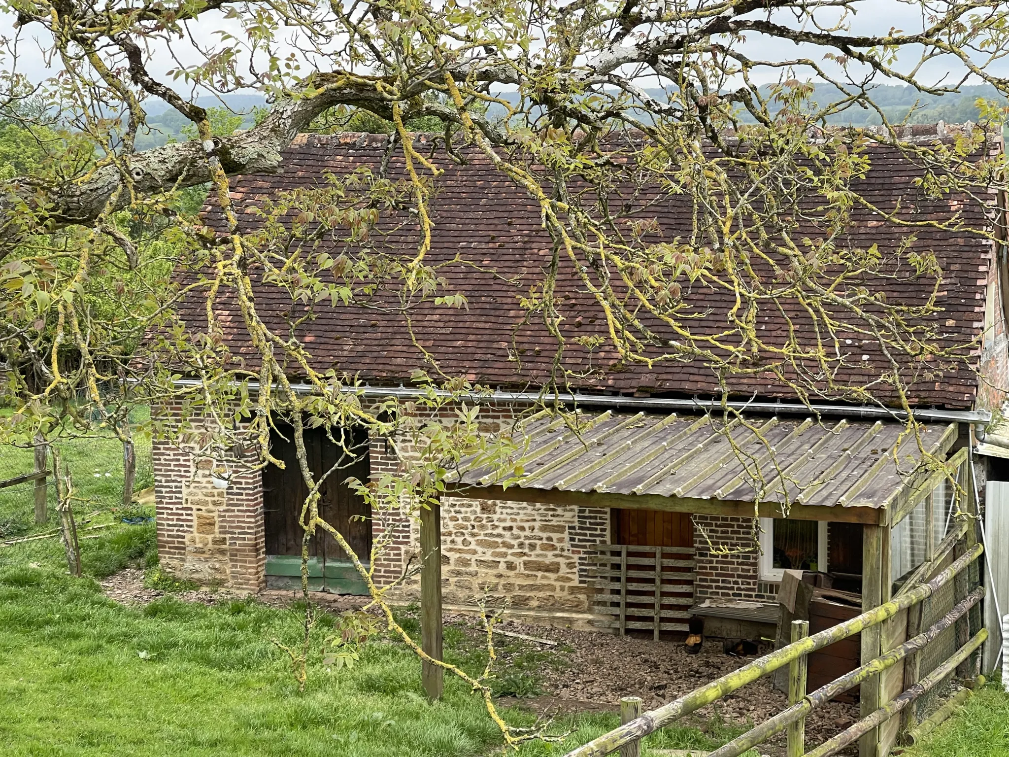 Petite maison en campagne avec 2 hectares et demi de terrain 