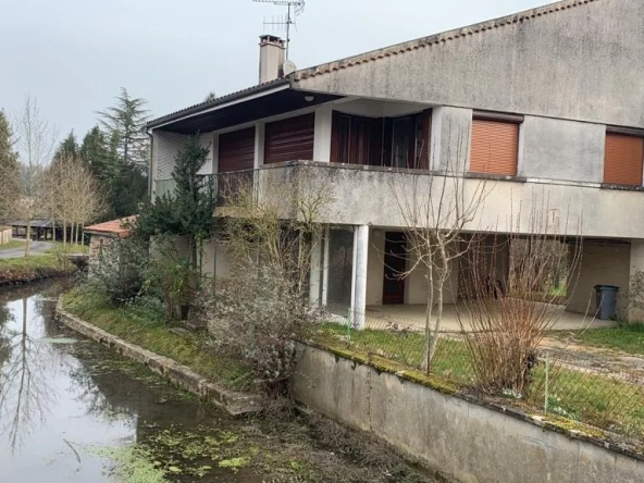 Maison à Champagne-Mouton avec jardin et garage