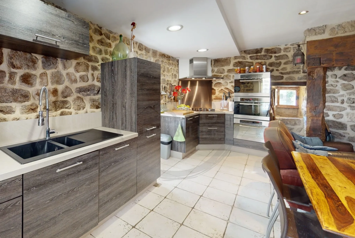 Belle maison de 75m2 sur 1298m2 de terrain à Saint-Julien-Du-Gua 