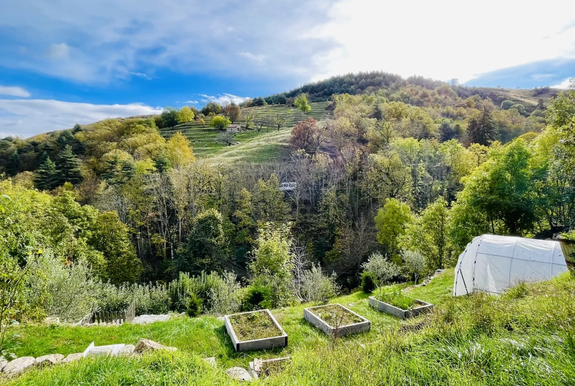 Belle maison de 75m2 sur 1298m2 de terrain à Saint-Julien-Du-Gua 