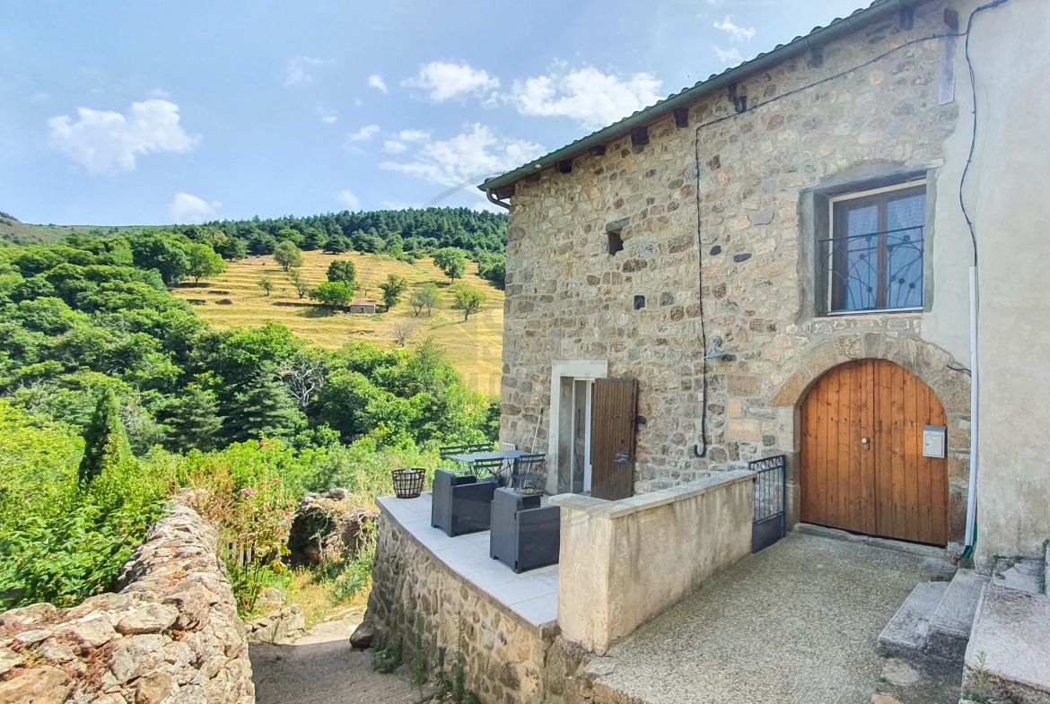 Belle maison de 75m2 sur 1298m2 de terrain à Saint-Julien-Du-Gua 