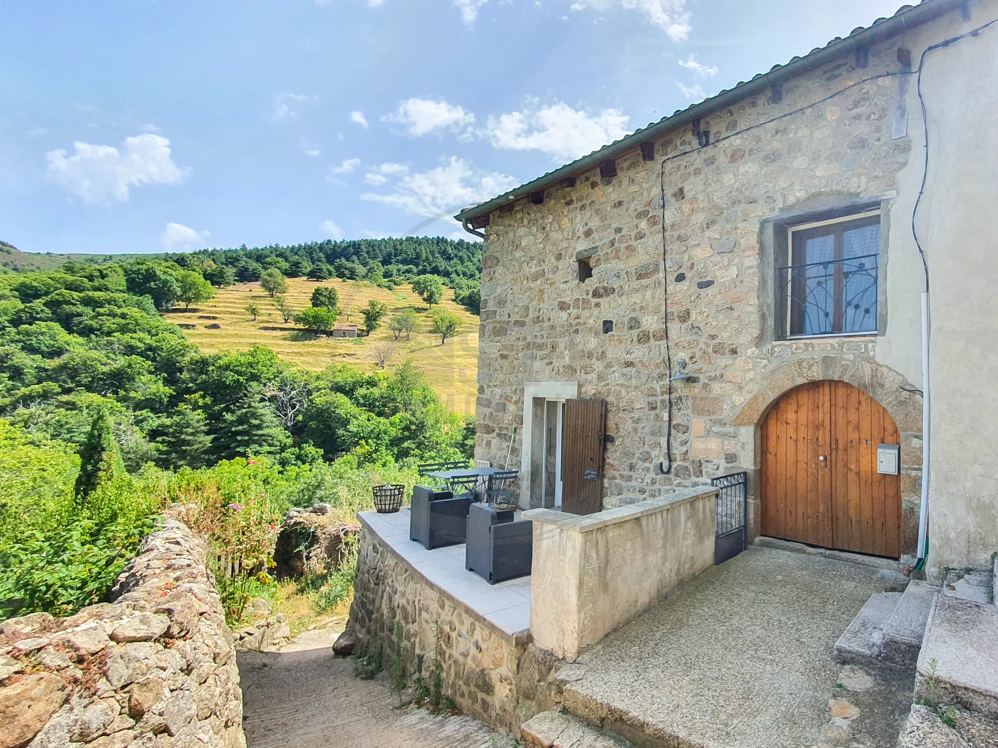 Belle maison de 75m2 sur 1298m2 de terrain à Saint-Julien-Du-Gua 