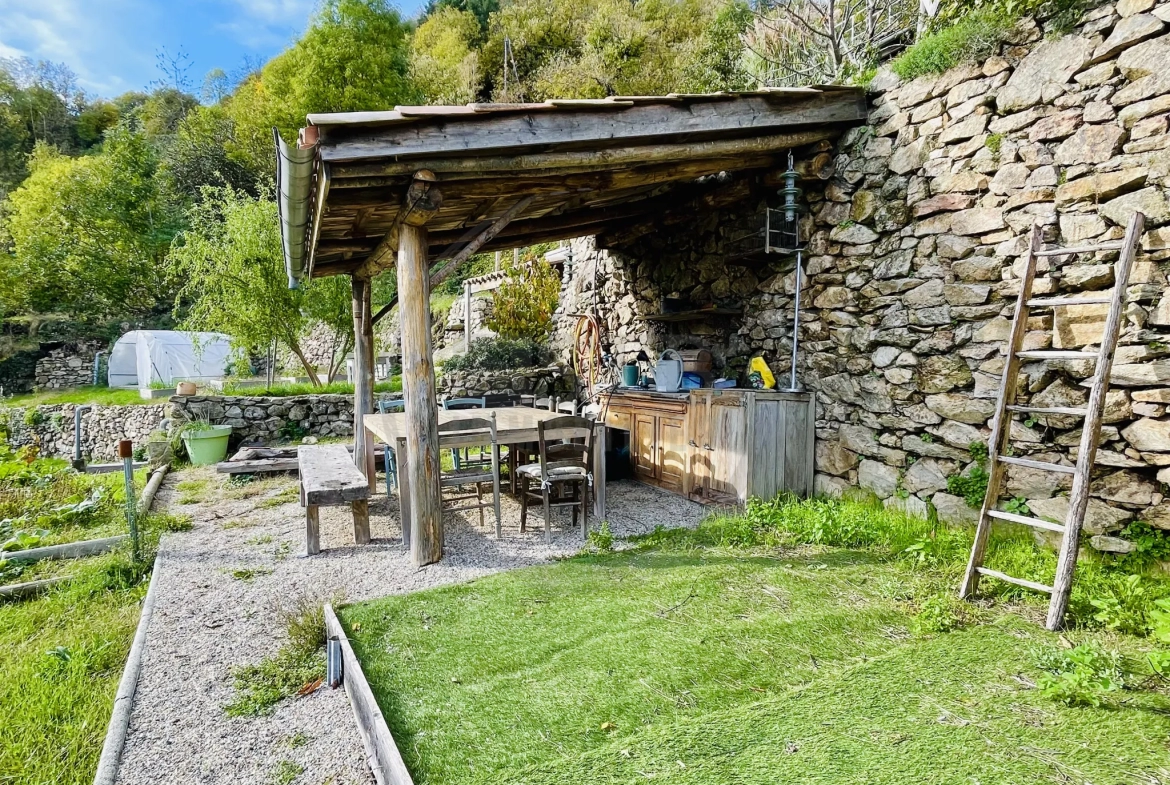 Belle maison de 75m2 sur 1298m2 de terrain à Saint-Julien-Du-Gua 