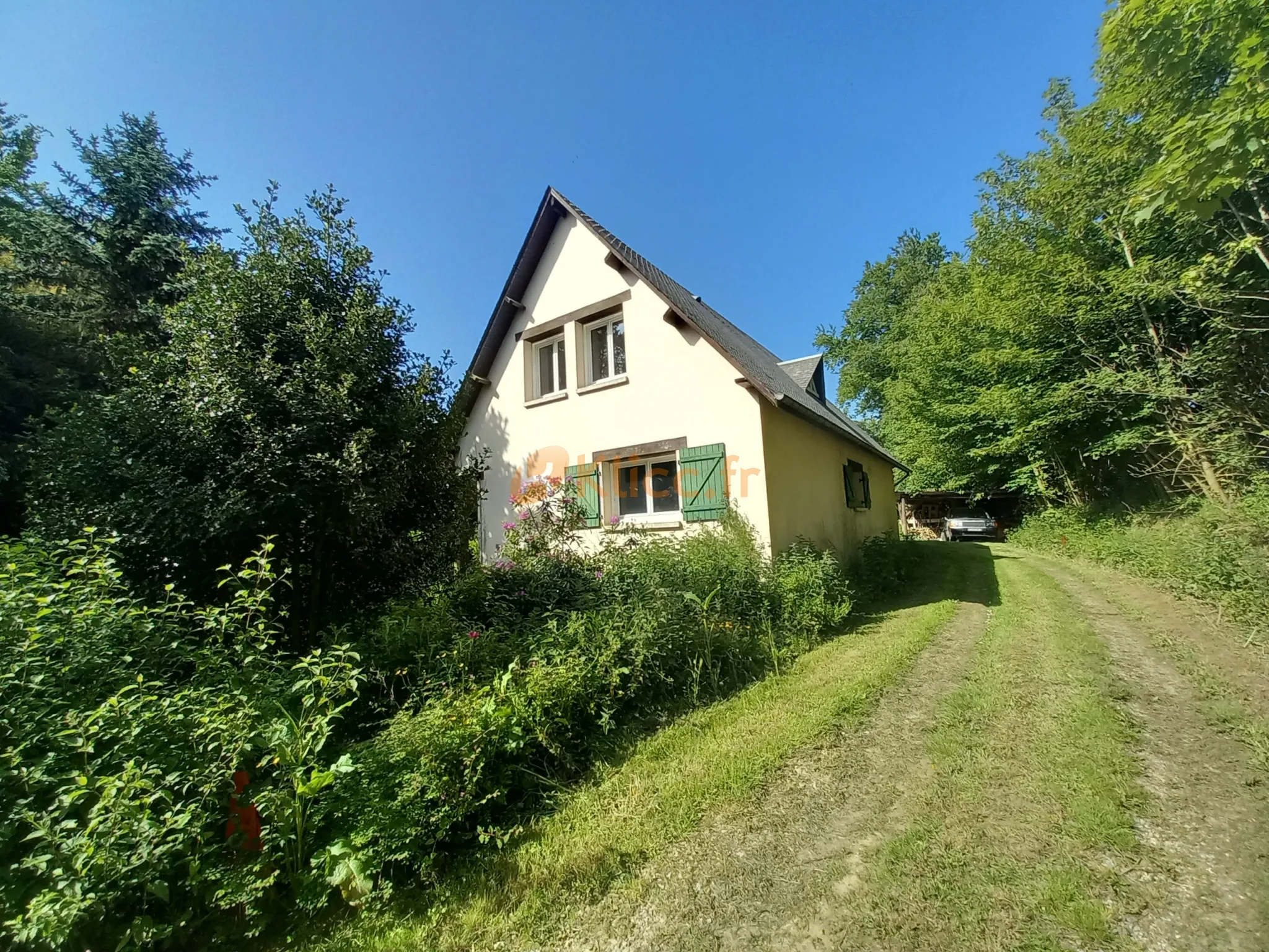 Maison avec sous-sol complet et chambre au rez-de-chaussée 