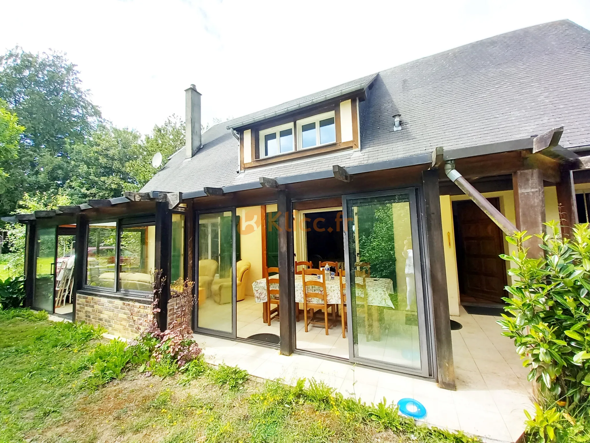 Maison avec sous-sol complet et chambre au rez-de-chaussée 