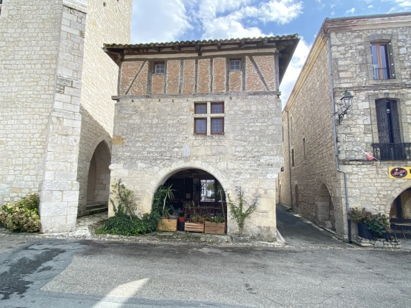 Maison de village de 200 m2 à Beauville