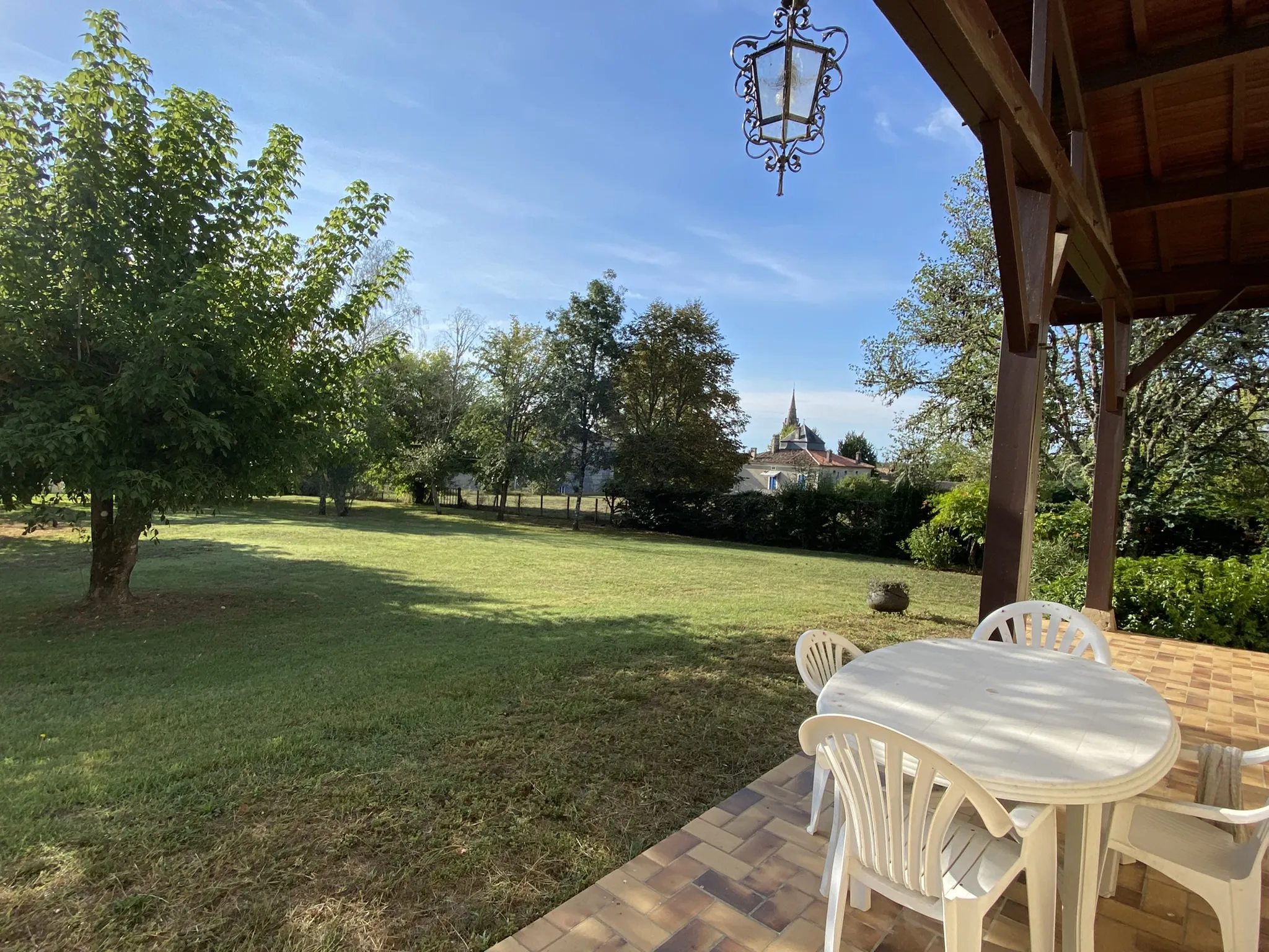 Maison T4 avec garage et dépendance sur vaste terrain à Bernos Beaulac 