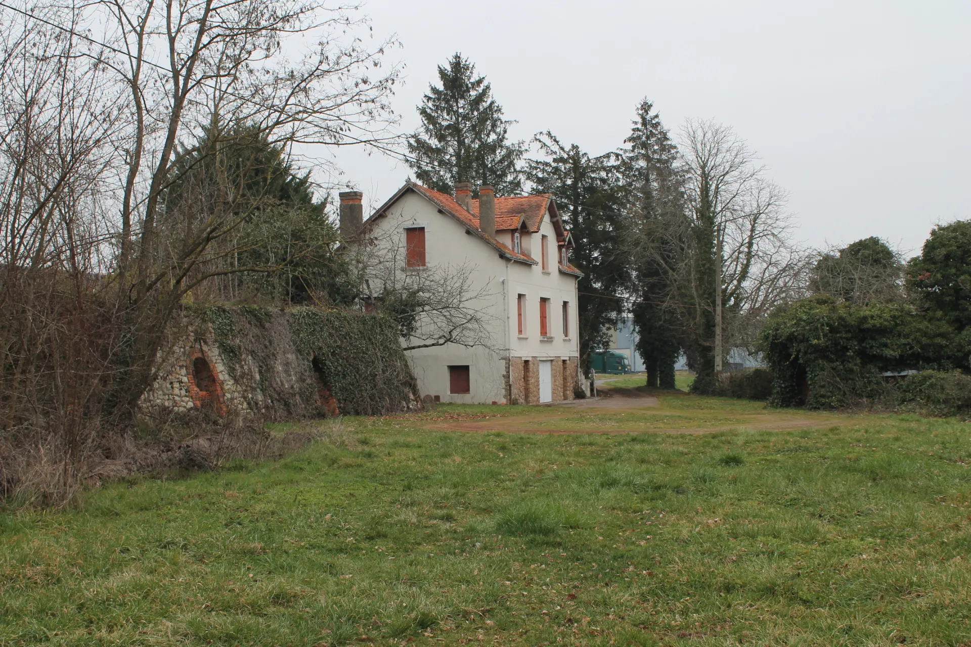 Maison à Cosne d'Allier sur +/- 4000 m2 de terrain, avec vue dégagée. 