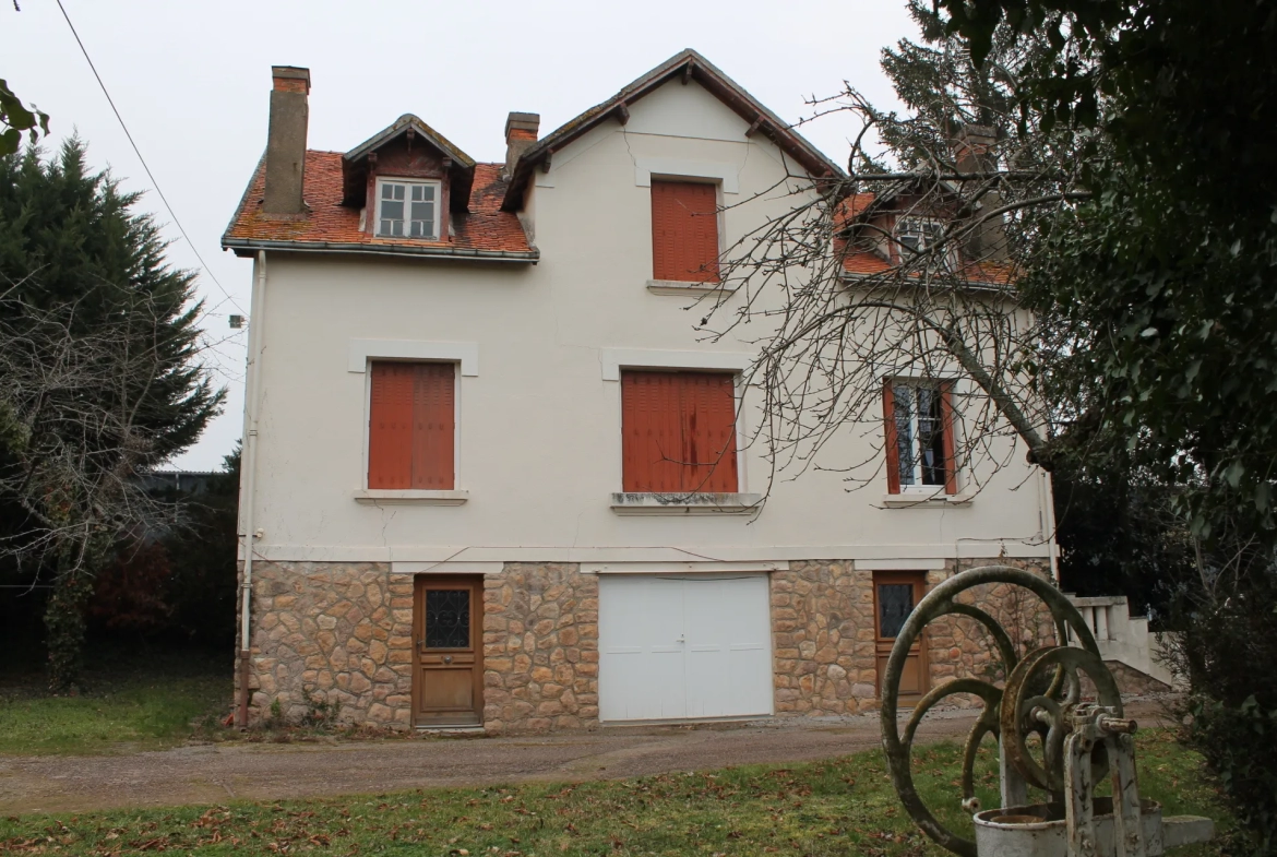 Maison à Cosne d'Allier sur +/- 4000 m2 de terrain, avec vue dégagée. 