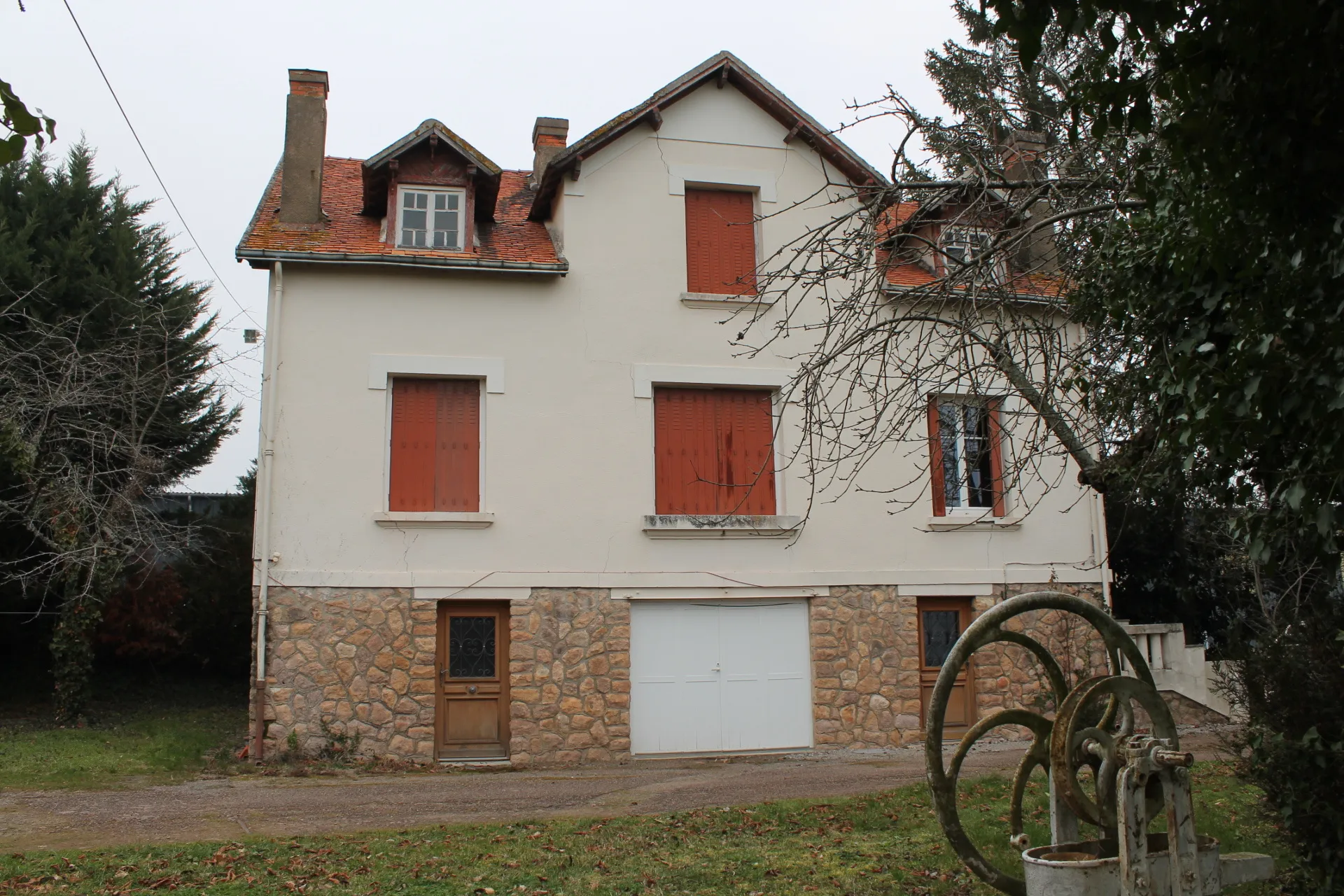 Maison à Cosne d'Allier sur +/- 4000 m2 de terrain, avec vue dégagée. 