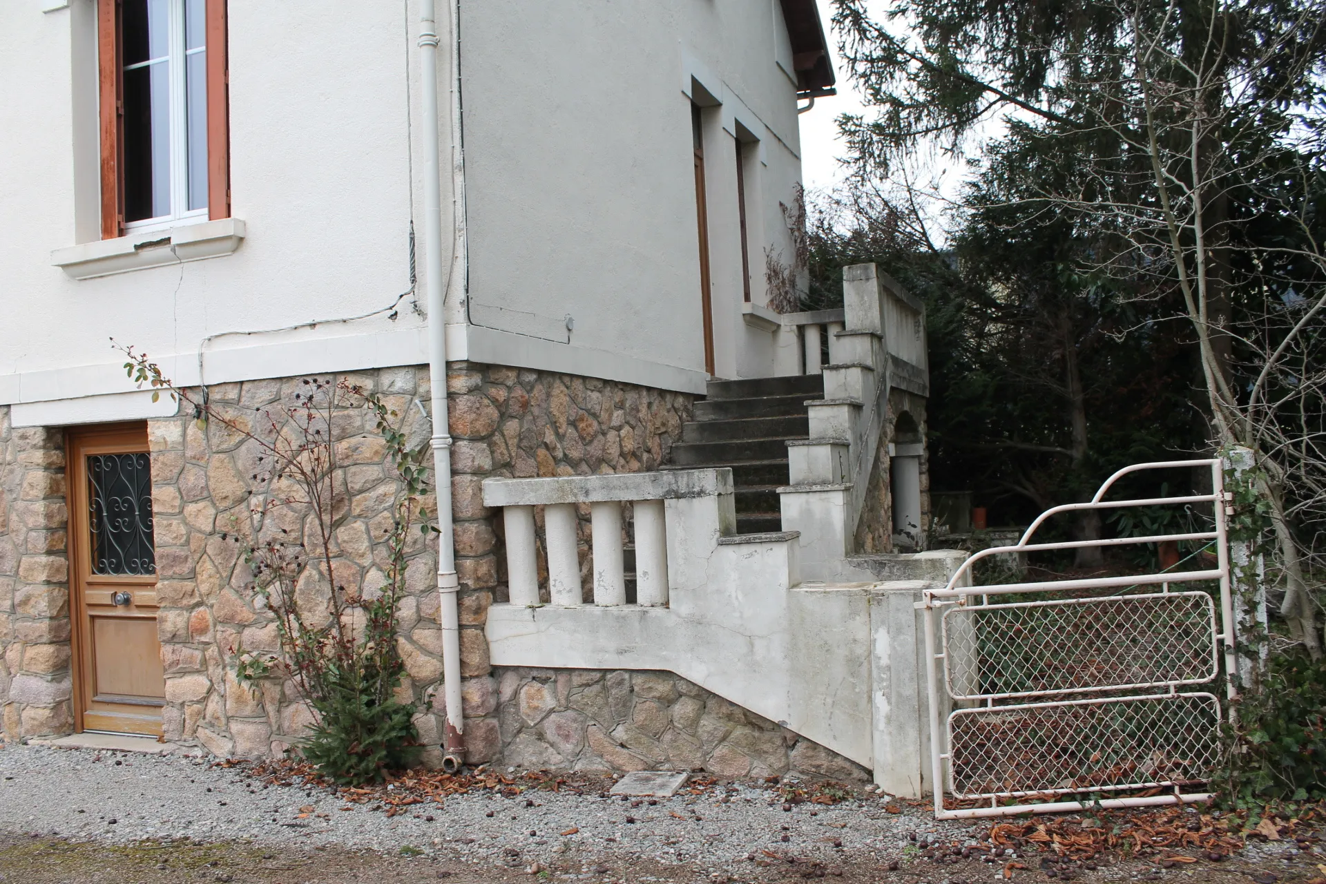 Maison à Cosne d'Allier sur +/- 4000 m2 de terrain, avec vue dégagée. 