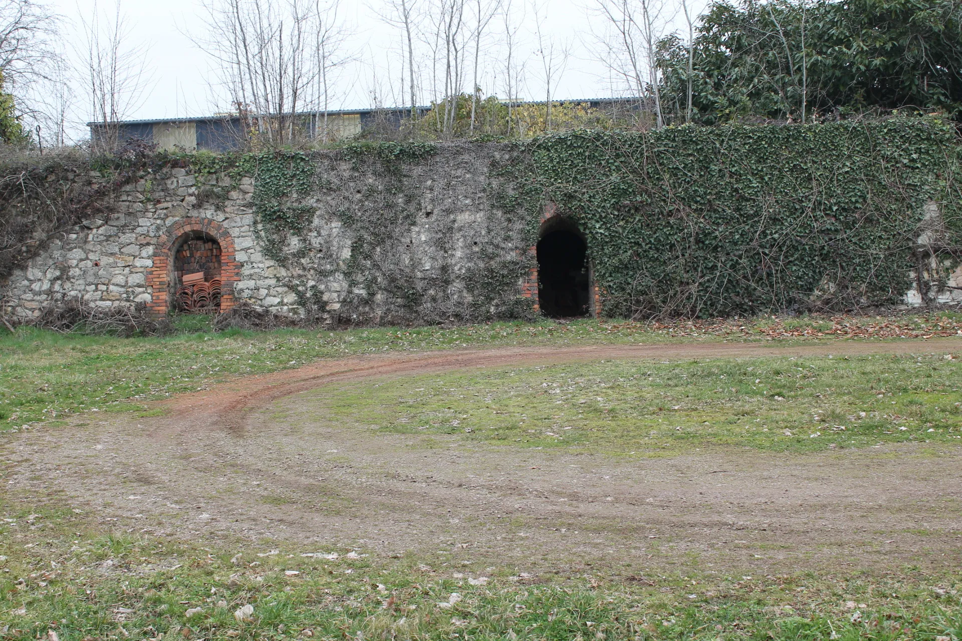 Maison à Cosne d'Allier sur +/- 4000 m2 de terrain, avec vue dégagée. 