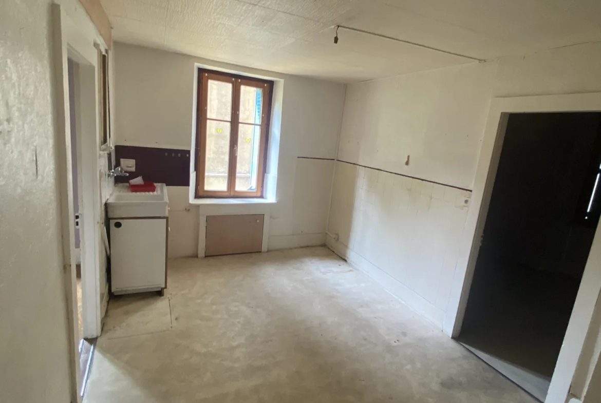 Immeuble à rénover à Pont de Roide - Prix : 149000 euros 