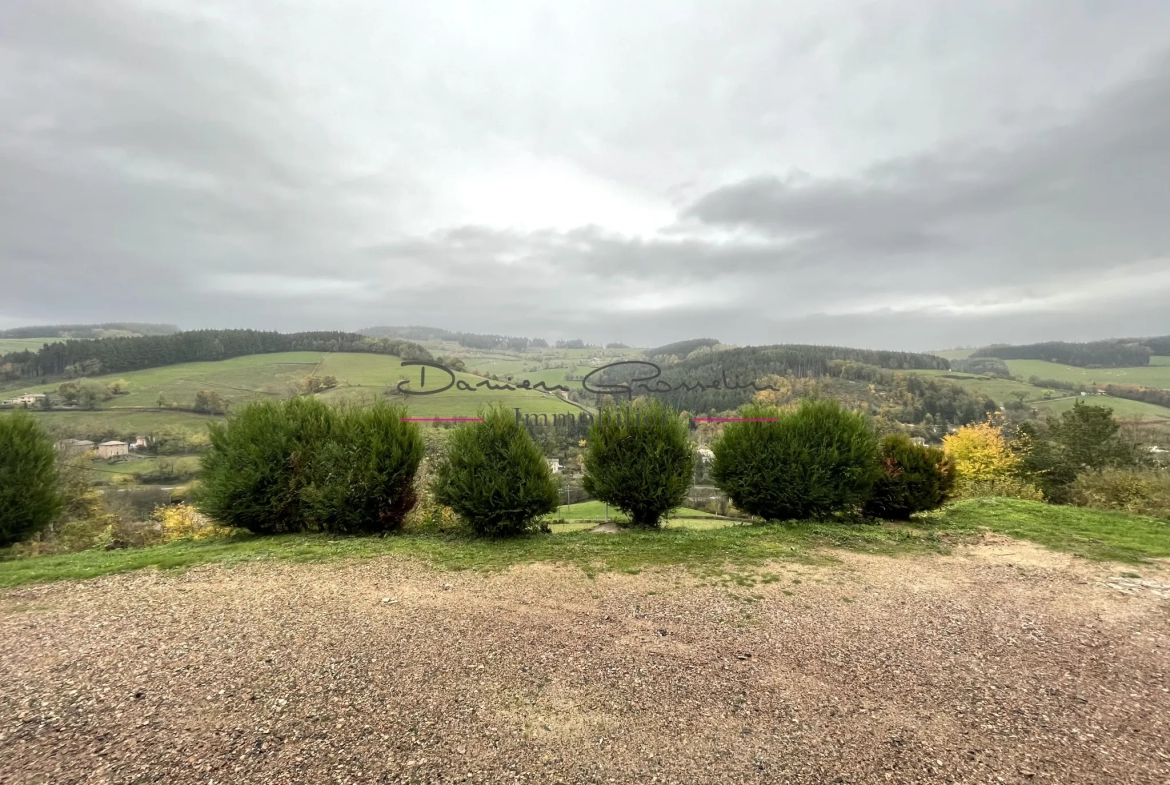 Villa élevée sur sous-sol complet et superbe vue 