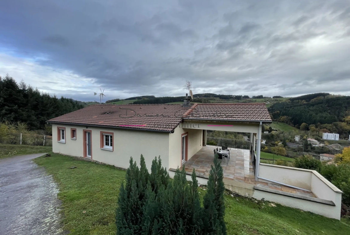 Villa élevée sur sous-sol complet et superbe vue 