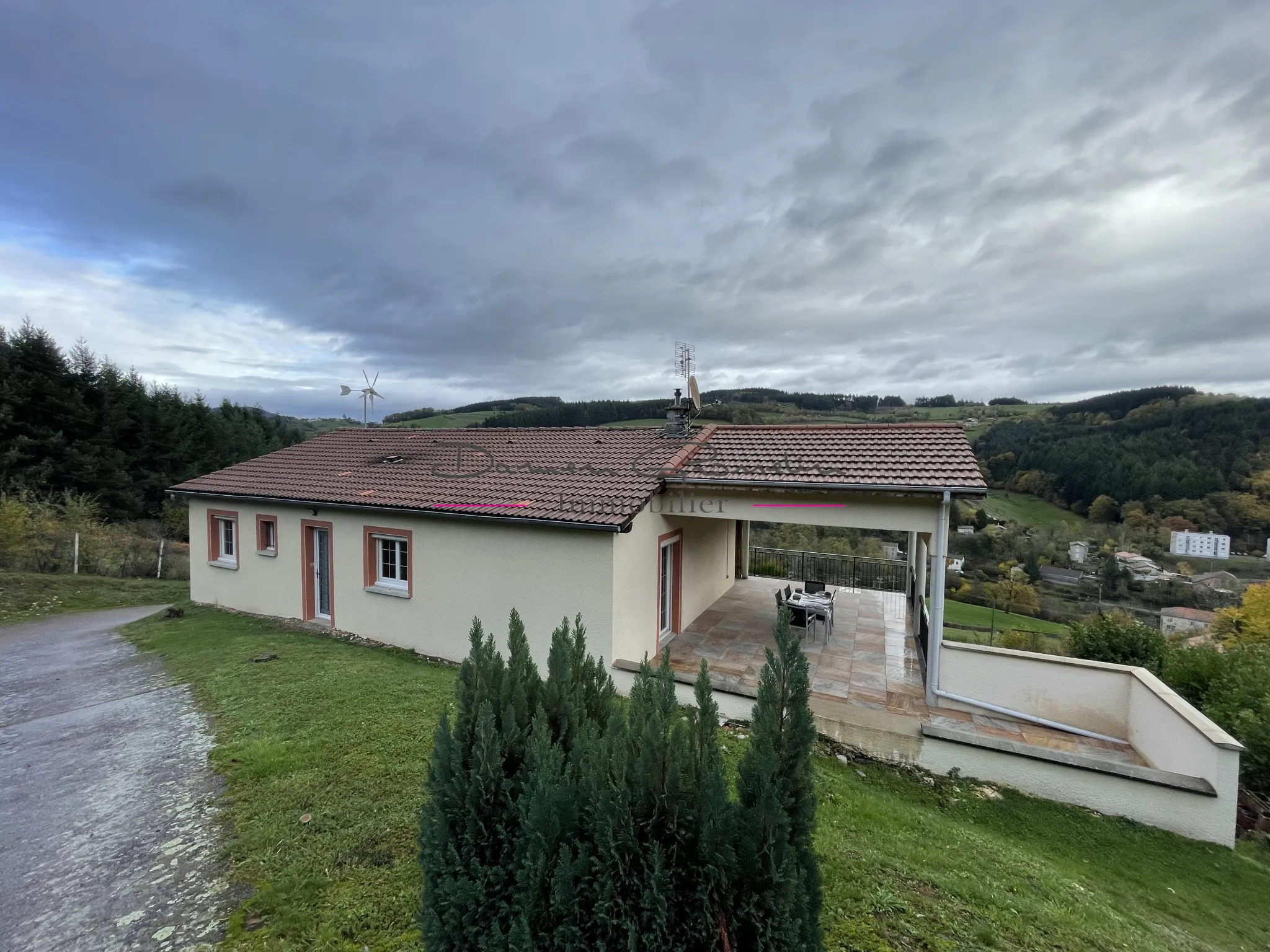 Villa élevée sur sous-sol complet et superbe vue 