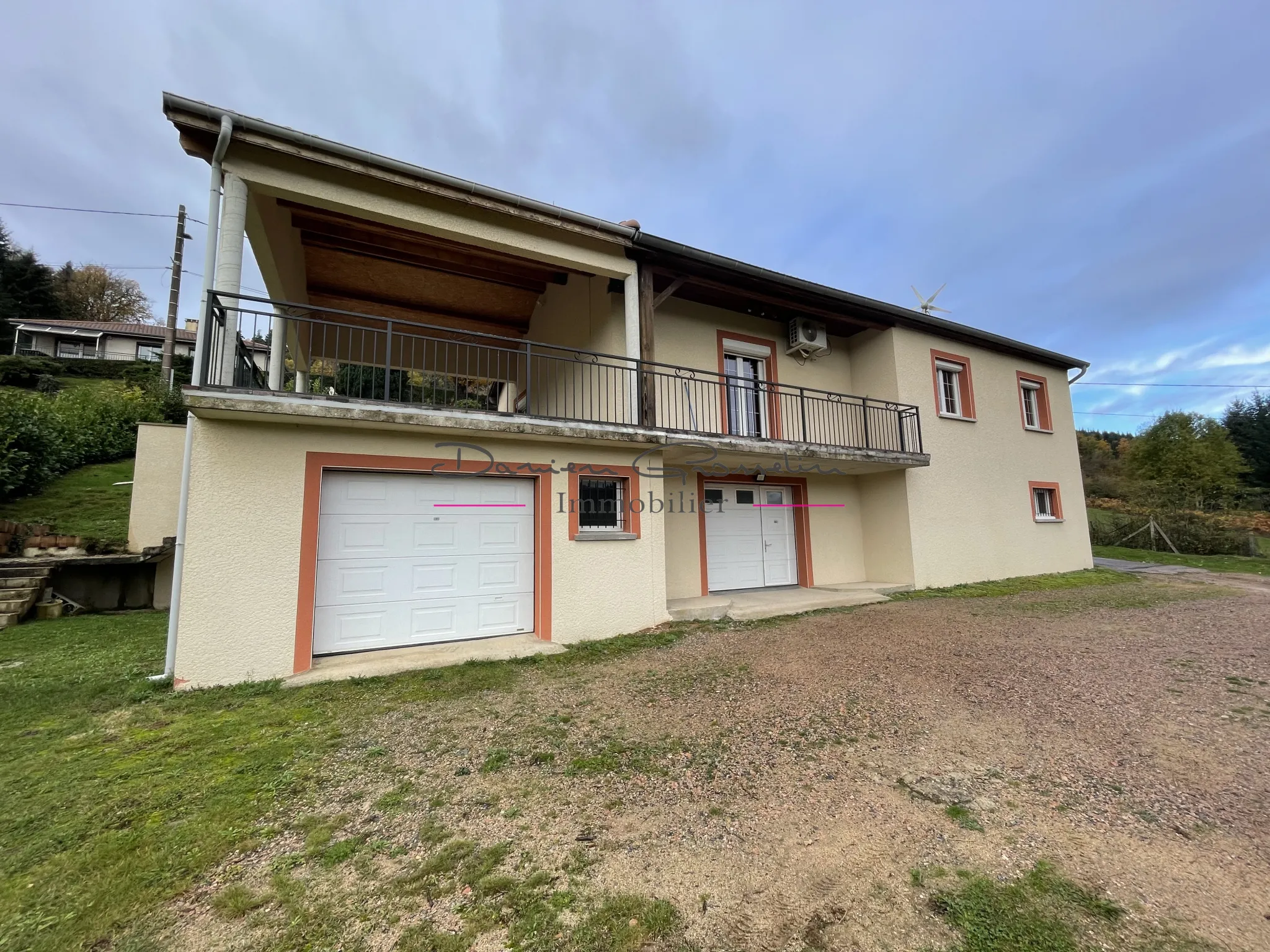 Villa élevée sur sous-sol complet et superbe vue 