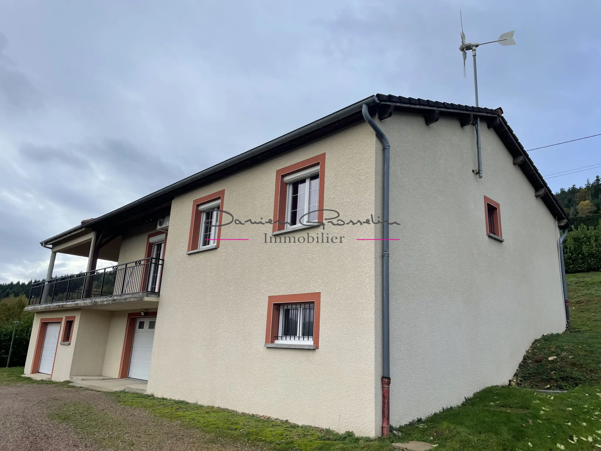 Villa élevée sur sous-sol complet et superbe vue 