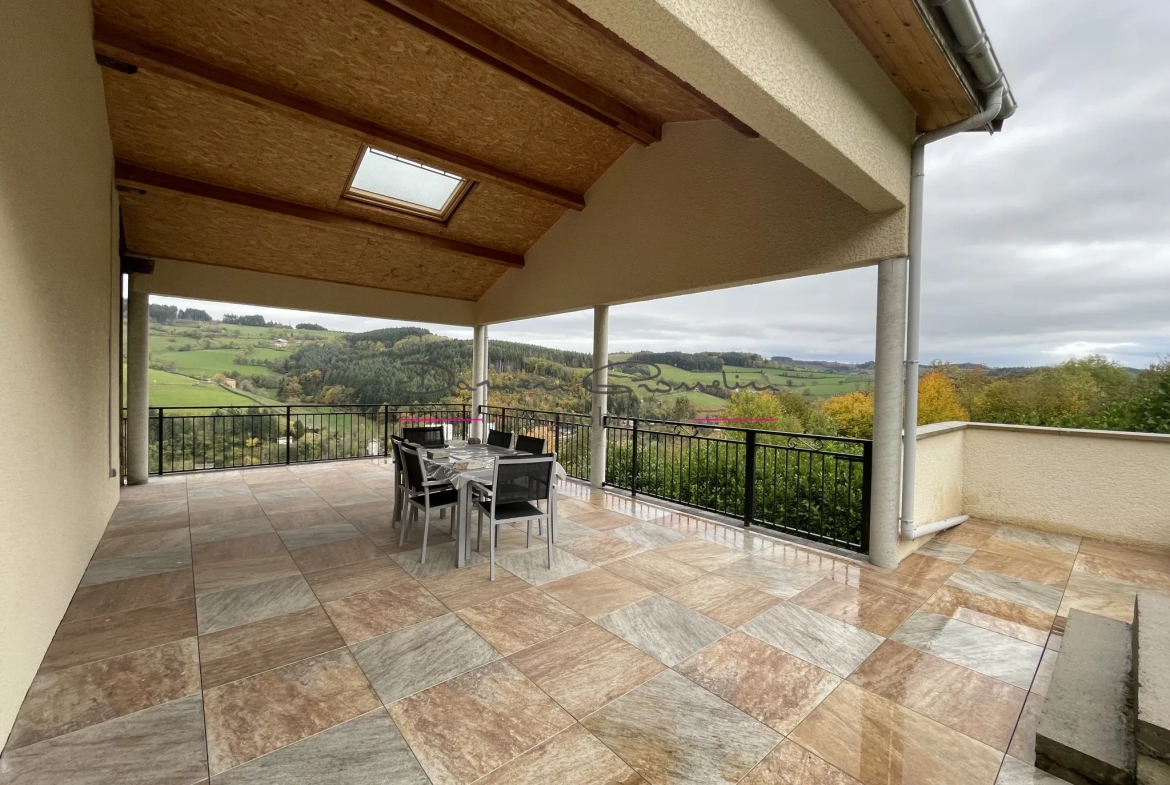 Villa élevée sur sous-sol complet et superbe vue 