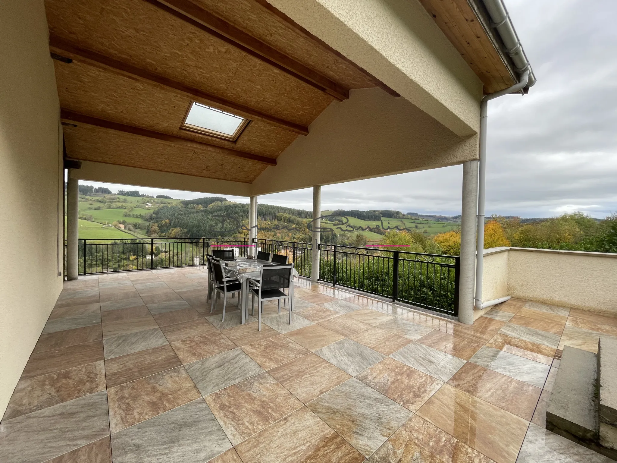 Villa élevée sur sous-sol complet et superbe vue 