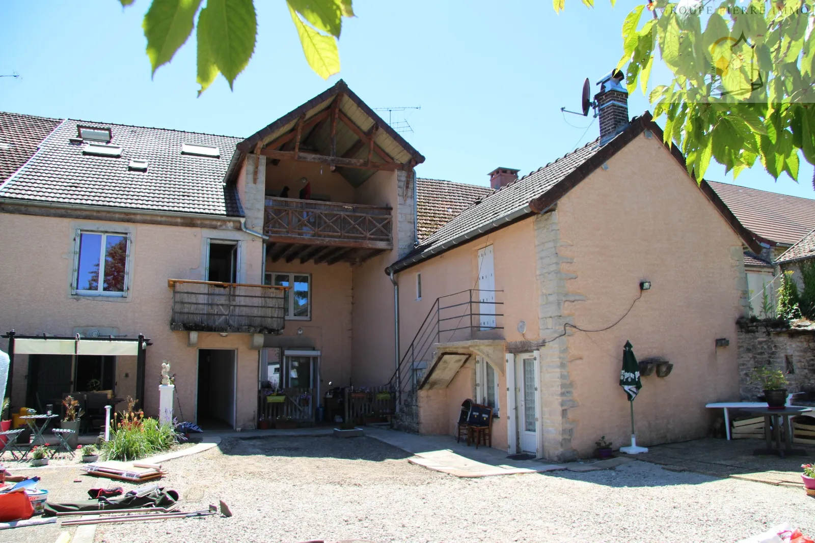 Immeuble de rapport à vendre à Pont de poitte 