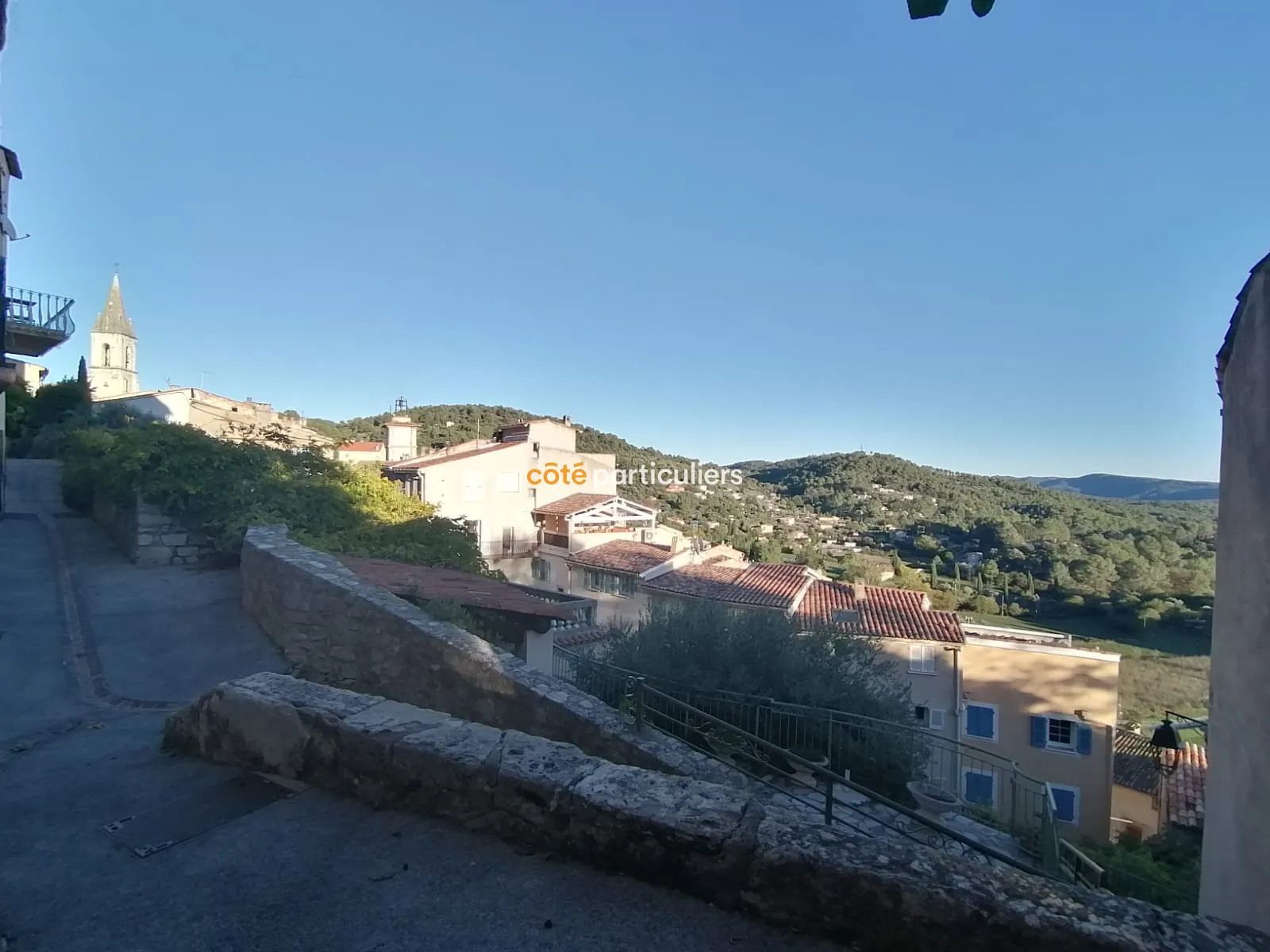 Maison de village à Callas avec vue mer 