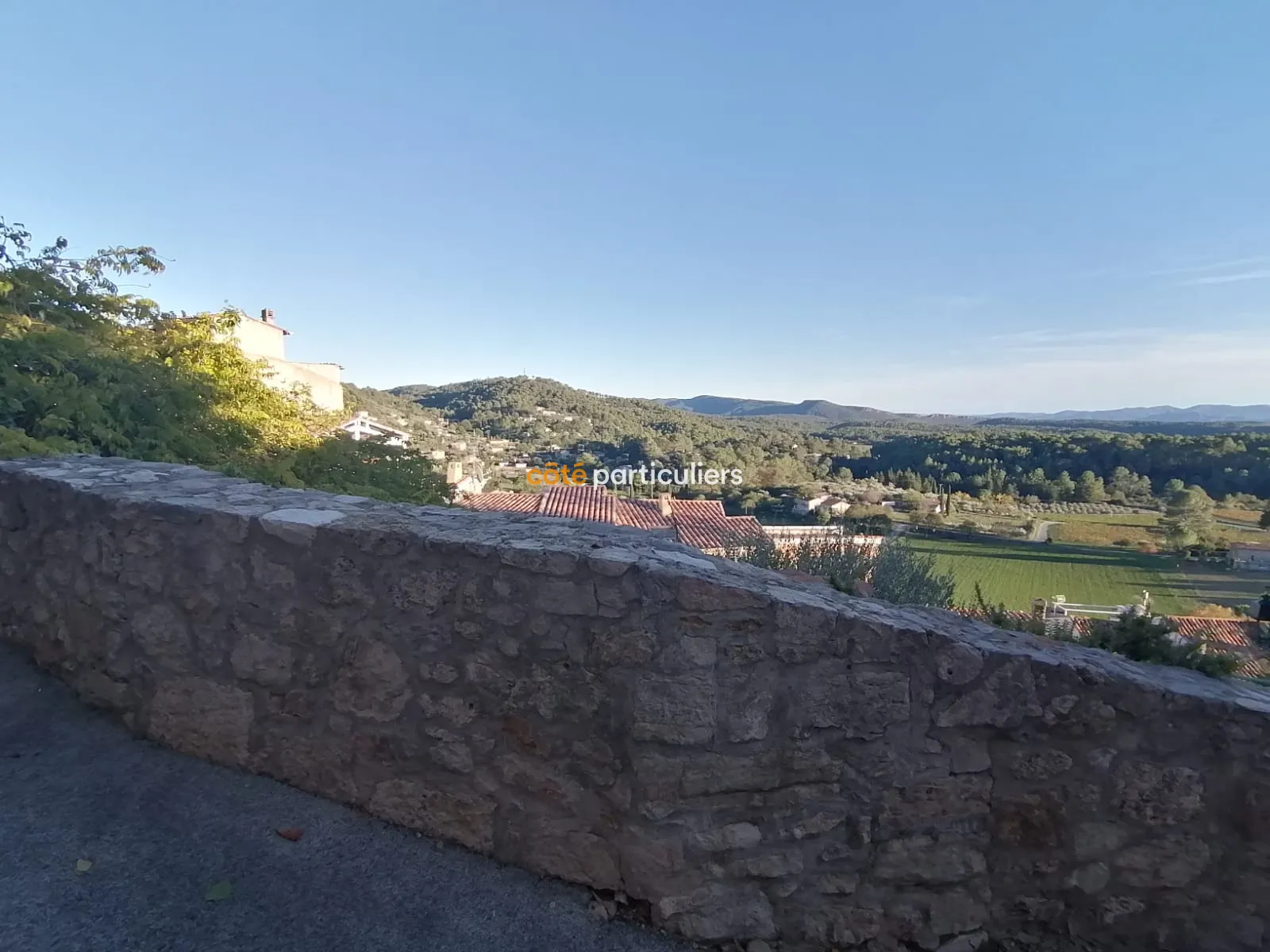 Maison de village à Callas avec vue mer 