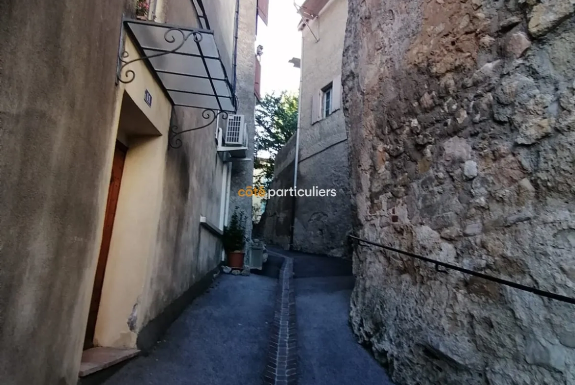 Maison de village à Callas avec vue mer 