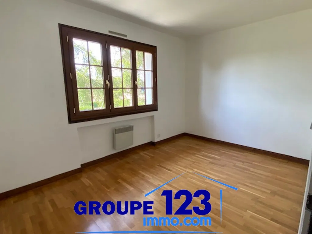 Maison à vendre avec 4 chambres, jardin et sous-sol proche des commerces 