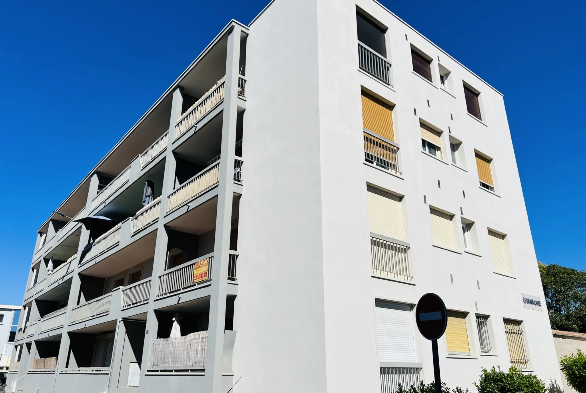 Appartement de type 2 avec cave et nombreux parkings communs 