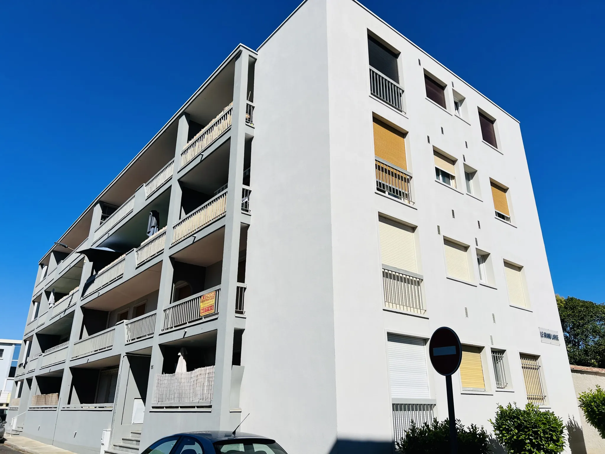 Appartement de type 2 avec cave et nombreux parkings communs 