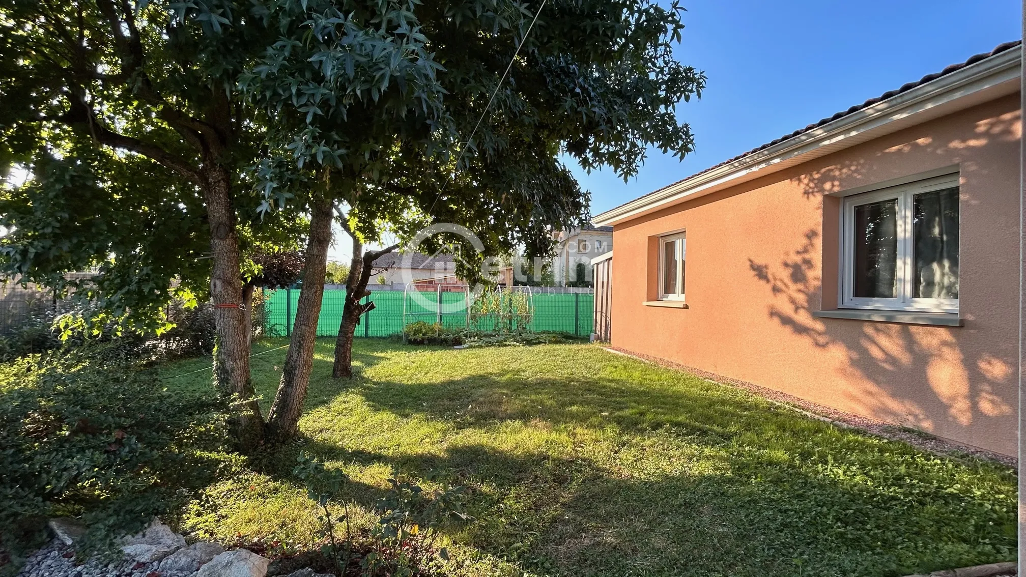 Maison contemporaine de plain-pied à Lezoux avec jardin et garage 