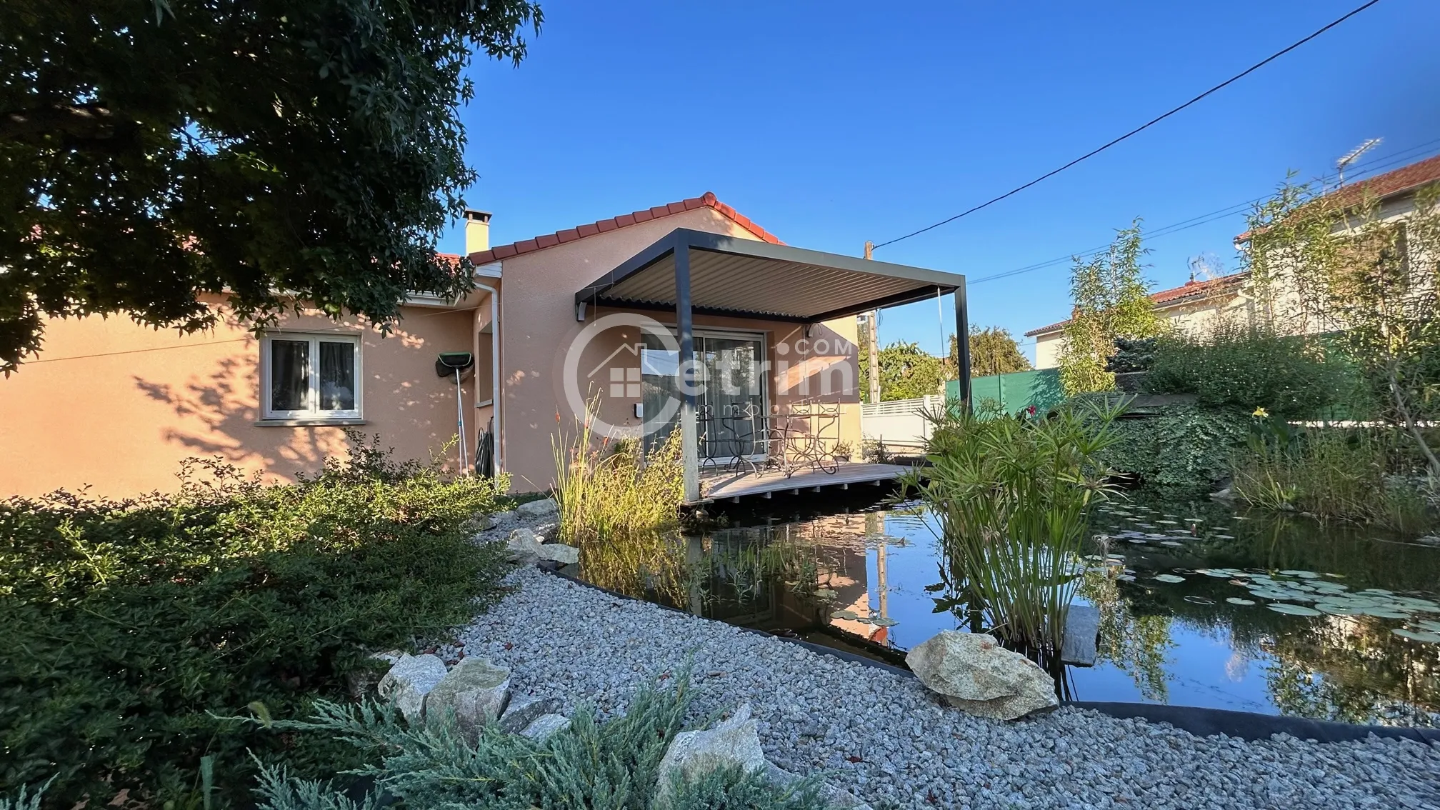 Maison contemporaine de plain-pied à Lezoux avec jardin et garage 