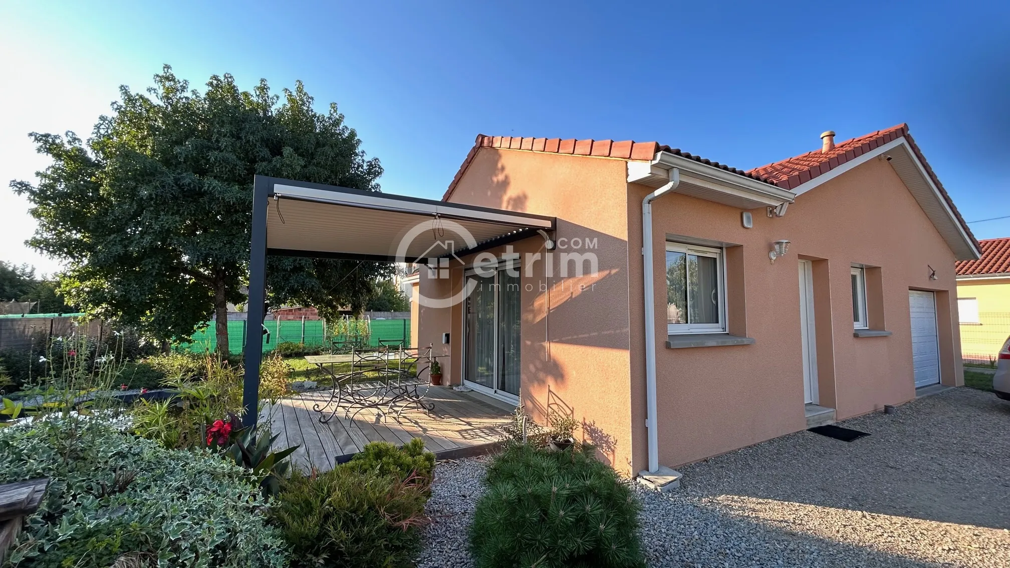 Maison contemporaine de plain-pied à Lezoux avec jardin et garage 