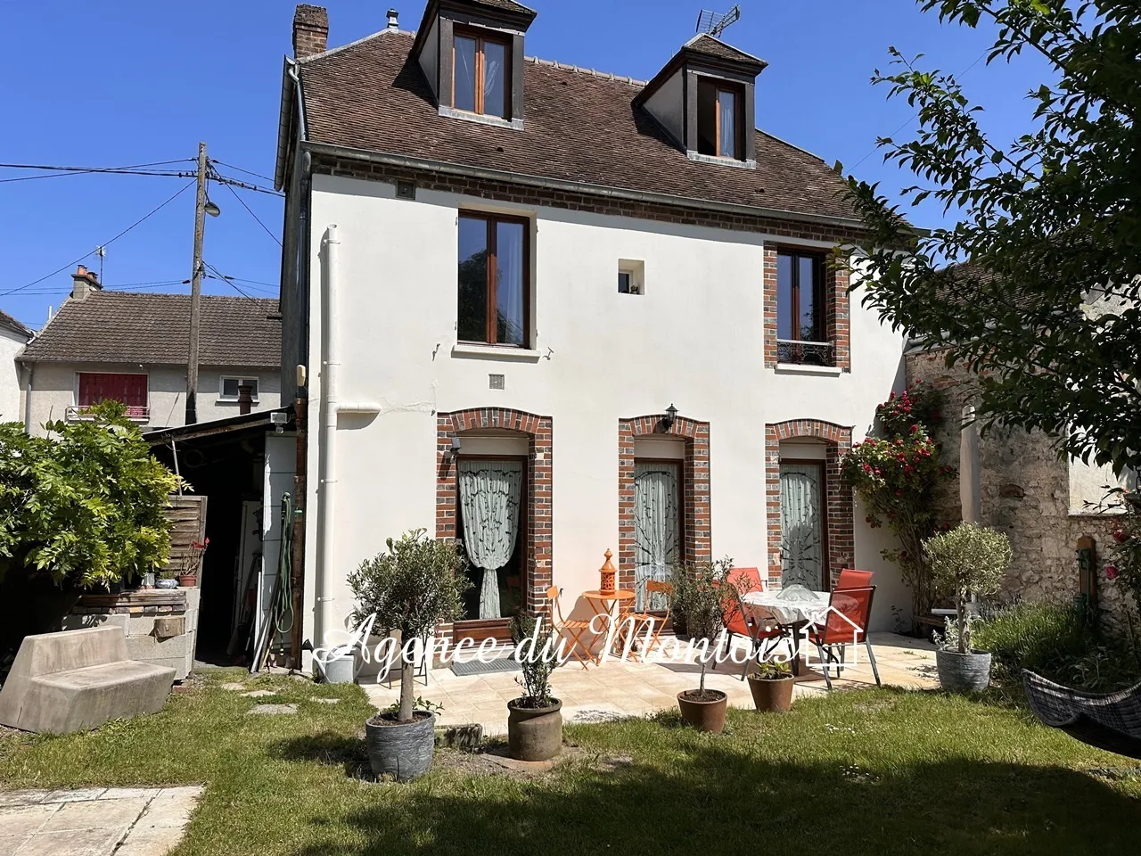 Maison Villageoise Rénovée à Bray-sur-Seine avec Jardin et Cours d'eau 