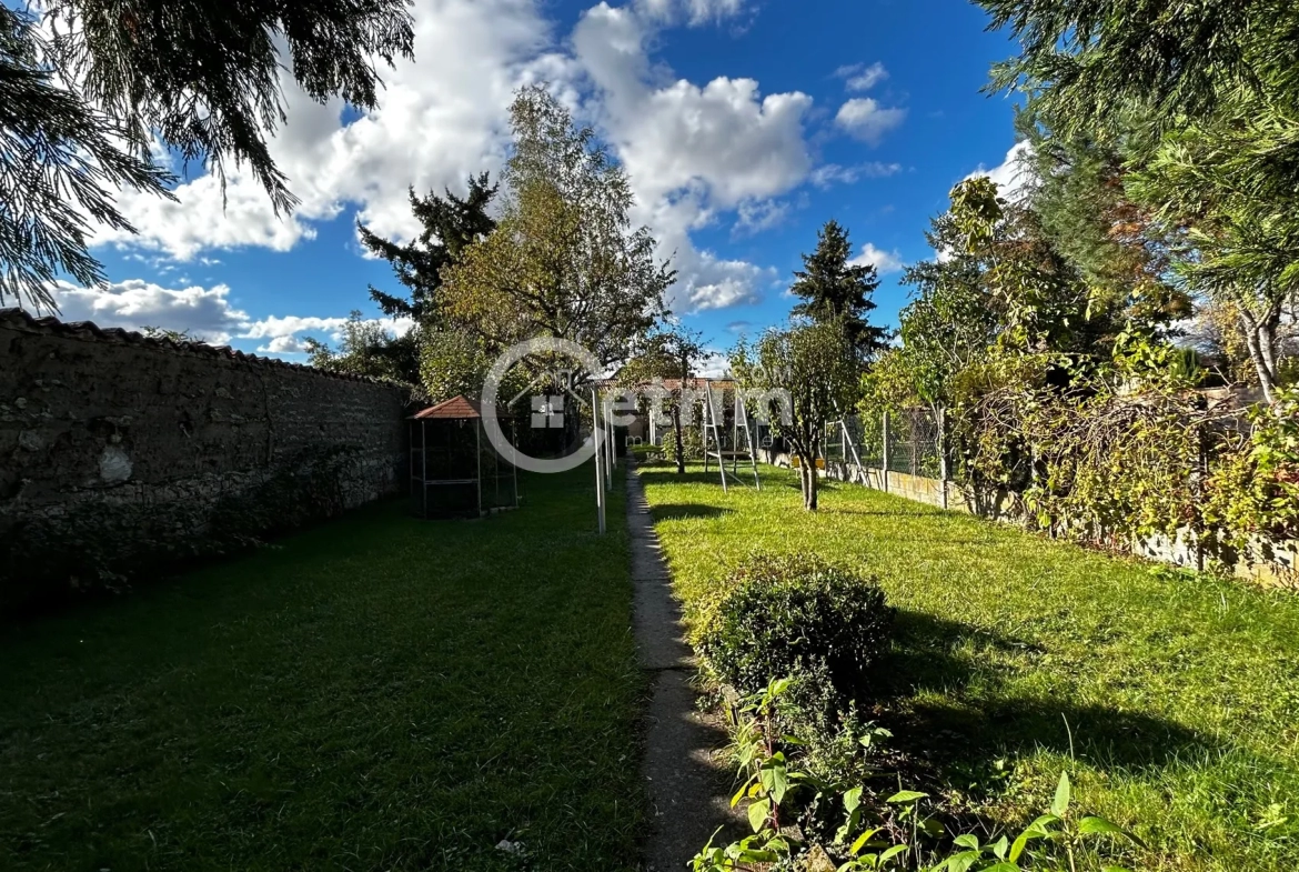 Maison de ville à LEZOUX avec jardin et garage 