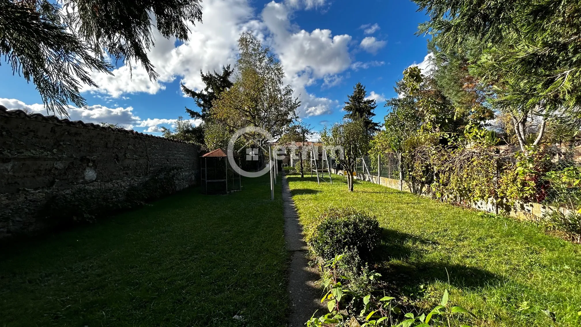 Maison de ville à LEZOUX avec jardin et garage 