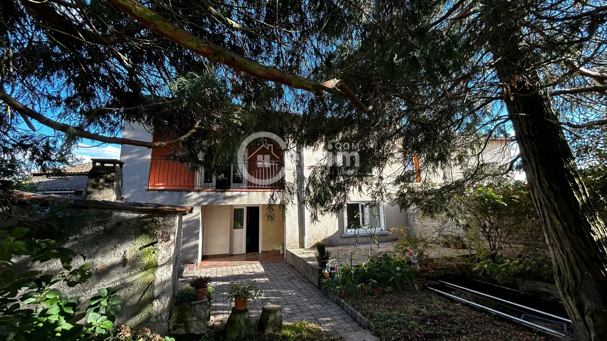 Maison de ville à LEZOUX avec jardin et garage 