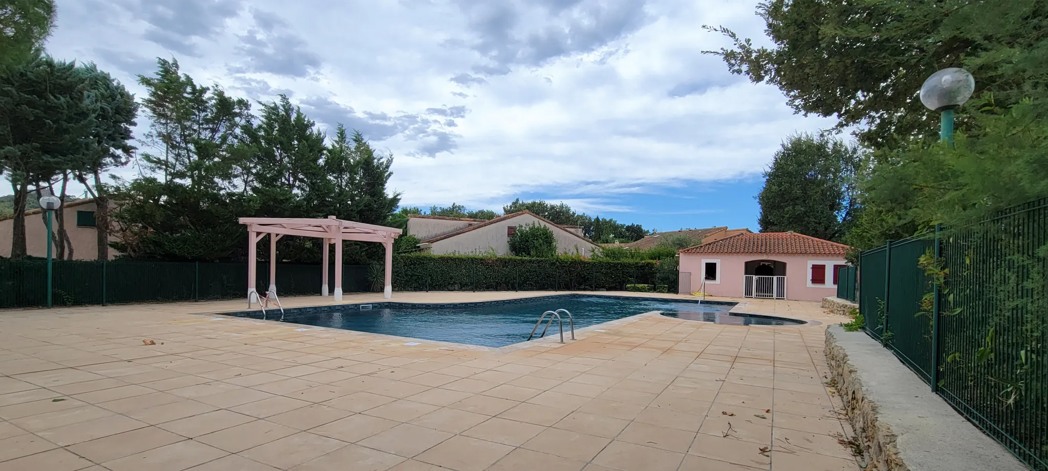 Maisonnette Lumineuse avec Jardin et Piscine à Forcalqueiret 