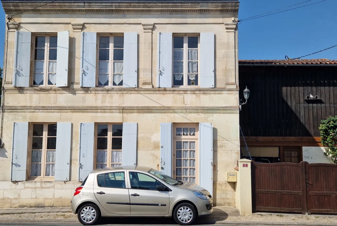 Maison ancienne en pierre avec dépendances à vendre à Arcins (33460) 