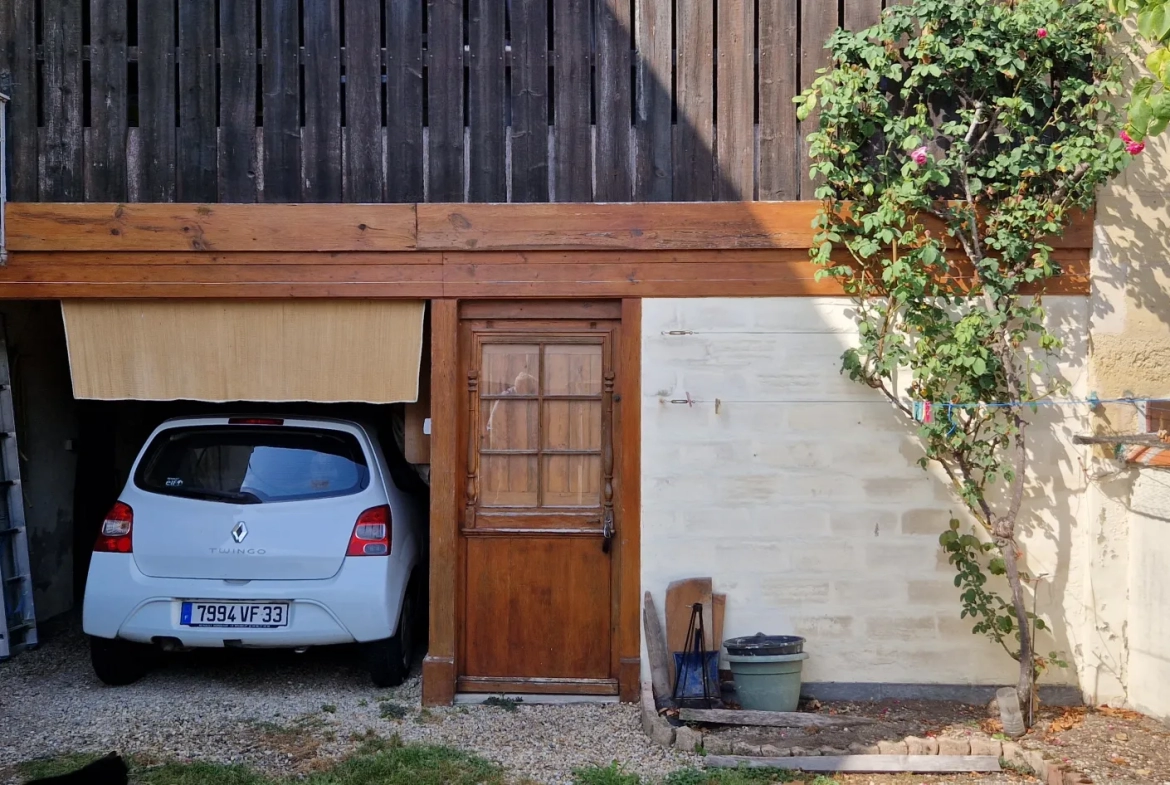 Maison ancienne en pierre avec dépendances à vendre à Arcins (33460) 