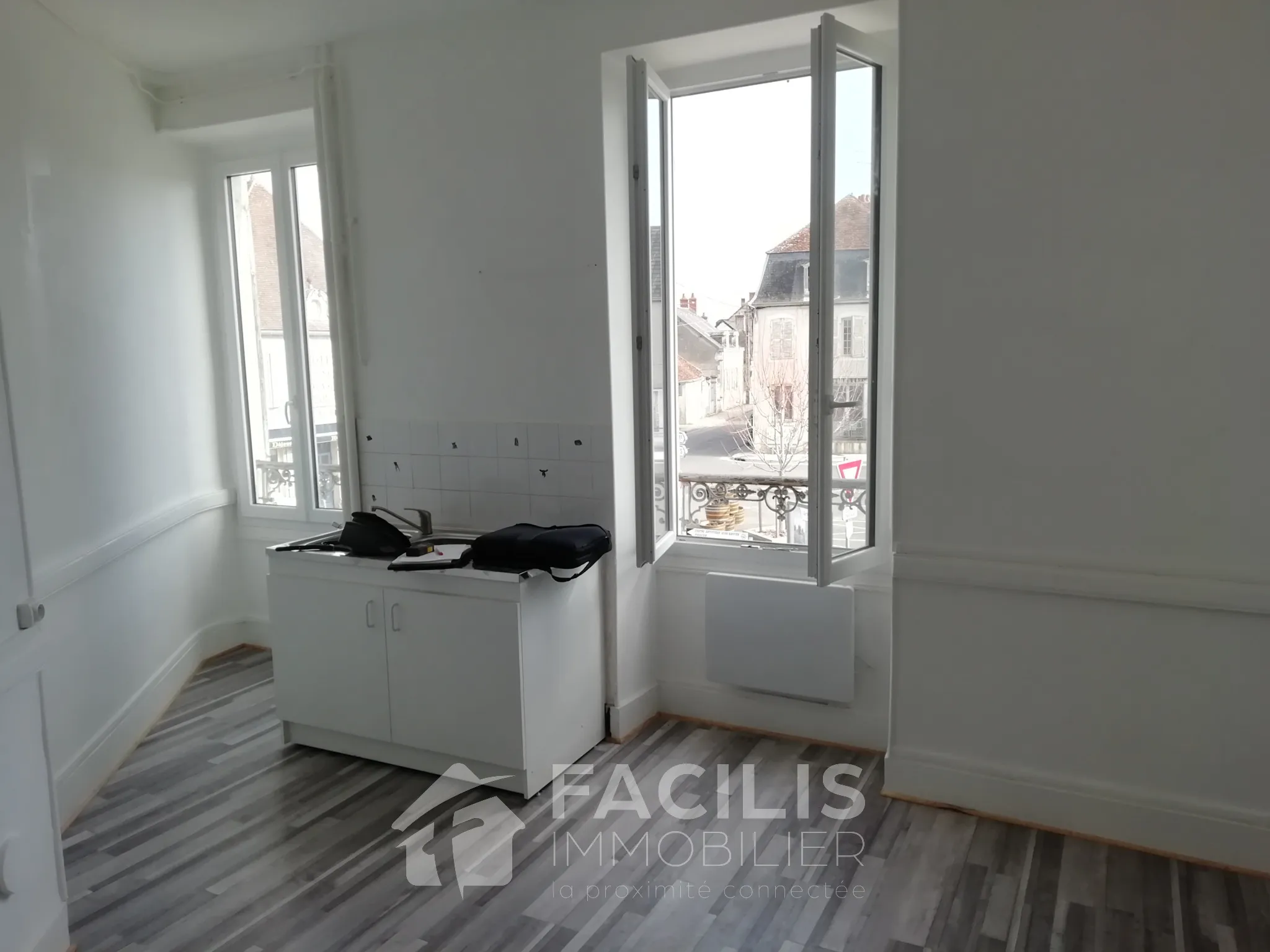 Appartement en plein centre ville de Sancoins avec vue sur la place 