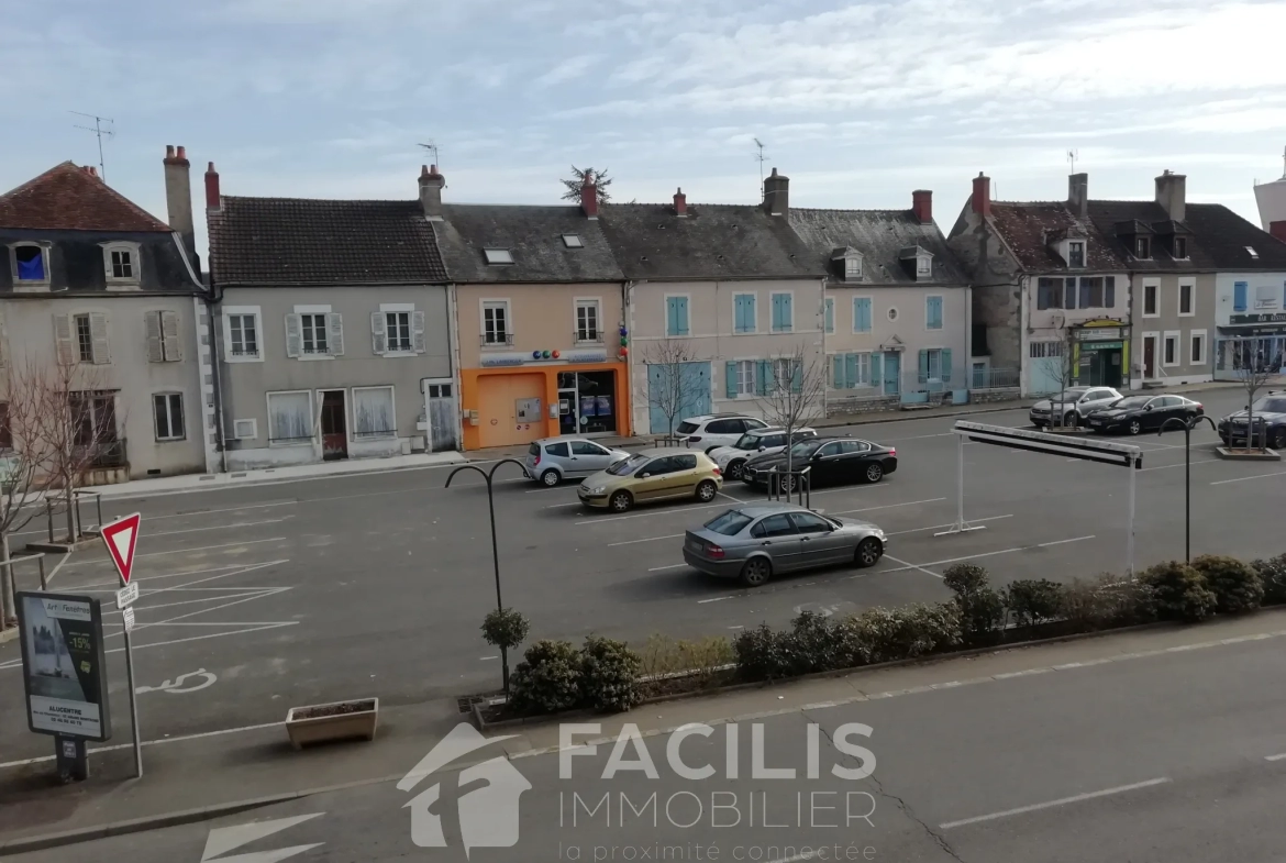 Appartement en plein centre ville de Sancoins avec vue sur la place 